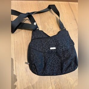 Baggallini criss cross purse